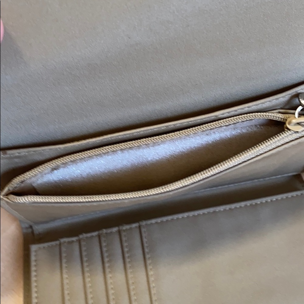 Villager ‘It Wristlet’ - Picture 5 of 10